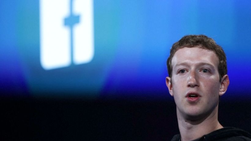 Facebook hasí požár, při kterém jeho šéf zchudl o 167 miliard
